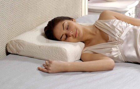 nukkuminen ortopedisella tyynyllä, jolla on kohdunkaulan osteokondroosi